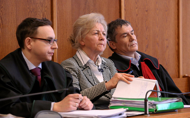Krystyna Kornicka-Ziobro  (w środku) podczas rozprawy przed krakowskim sądem w sprawie śmierci Jerze