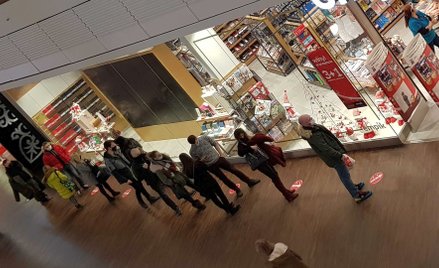Francuscy naukowcy: Zakażamy się w barach i restauracjach. W transporcie publicznym i sklepie - nie