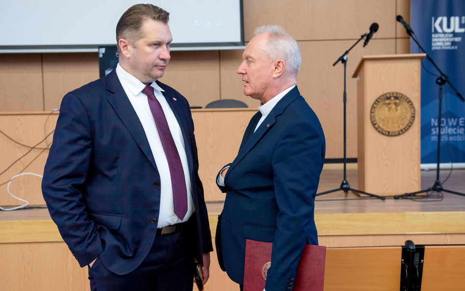 Minister edukacji i nauki Przemysław Czarnek (PiS) oraz rektor KUL ks. prof. Mirosław Kalinowski na 