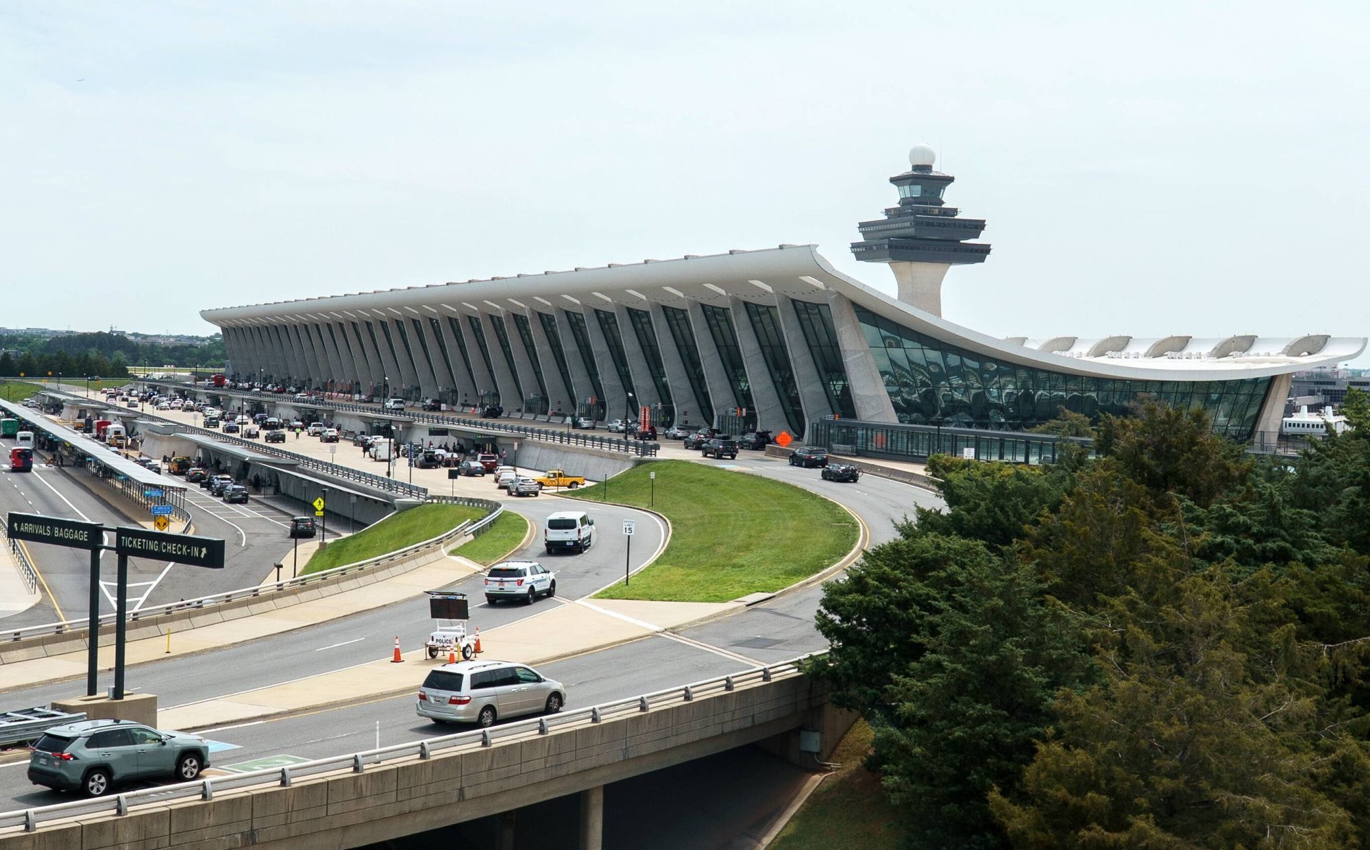 Czy Amerykanie będą odlatywać z lotniska imienia Trumpa i odjeżdżać z dworca Trumpa?