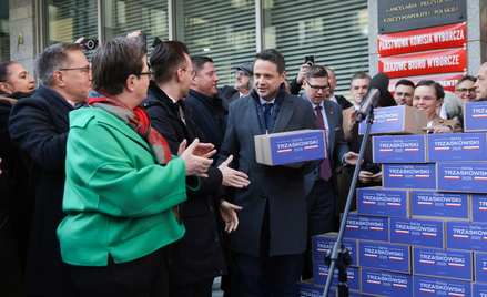 Rafał Trzaskowski przed siedzibą Państwowej Komisji Wyborczej w Warszawie