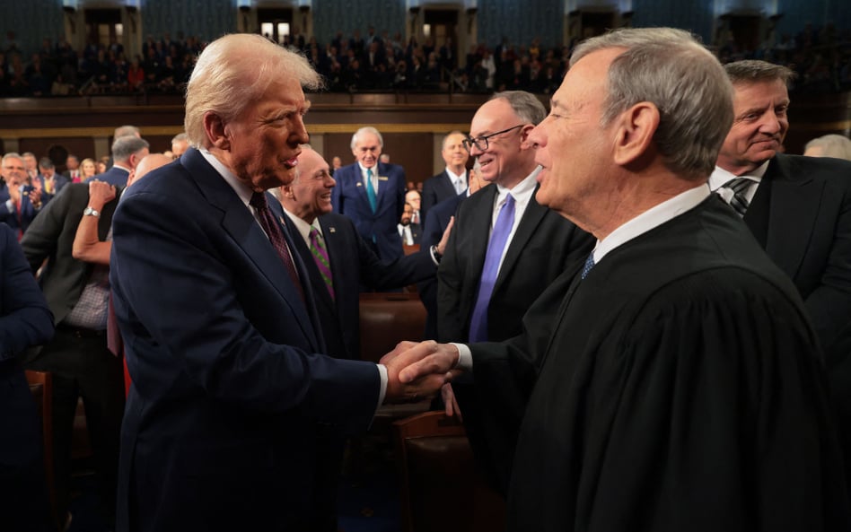 Donald Trump i prezes Sądu Najwyższego John Roberts