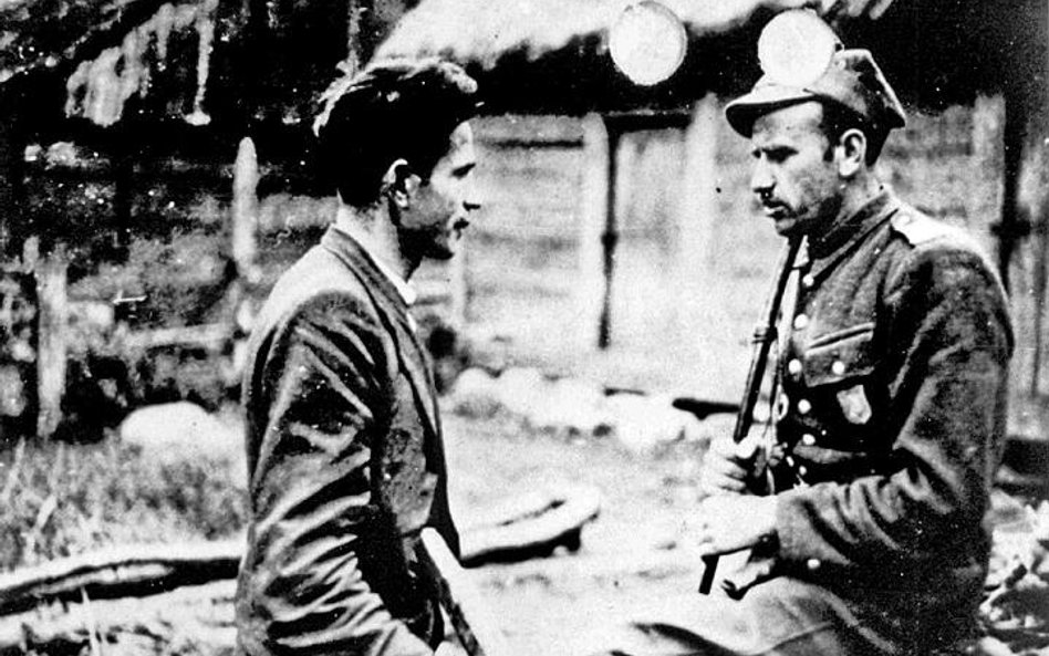 Mjr Zygmunt Szendzielarz „Łupaszka” (z prawej) – dowódca 5 Brygady Wileńskiej AK lato 1945, Białosto