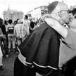 Geje i lesbijki na swoich manifestacjach coraz częściej pozwalają sobie nie tylko na epatujące homos