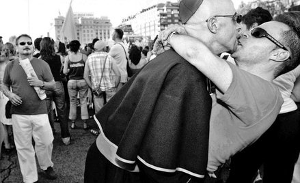 Geje i lesbijki na swoich manifestacjach coraz częściej pozwalają sobie nie tylko na epatujące homos