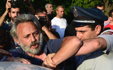 Armeńska policja aresztuje związanego z opozycją artystę Niko Agangegiana