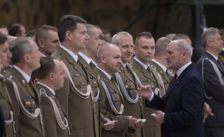 Antoni Macierewicz, nie chcąc konfliktu z oficerami, przestał forsować dezubekizację w armii - twier