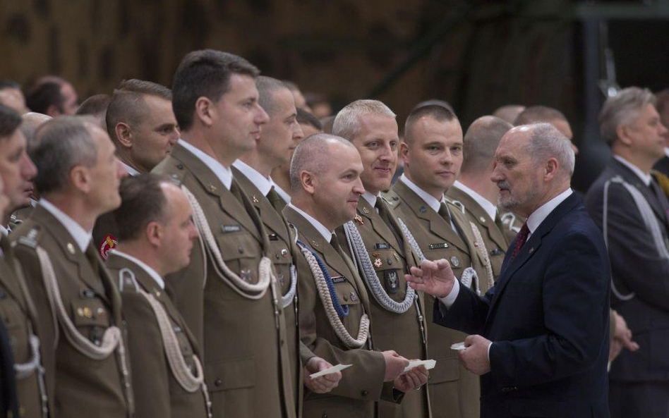 Antoni Macierewicz, nie chcąc konfliktu z oficerami, przestał forsować dezubekizację w armii - twier