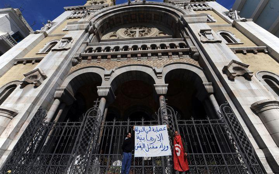 Tunis. Protest po morderstwie polskiego księdza Marka Rybińskiego