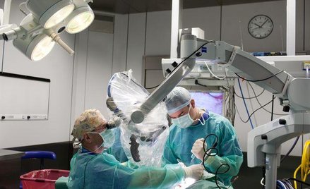 Operacja wszczepienia implantu w Kajetanach