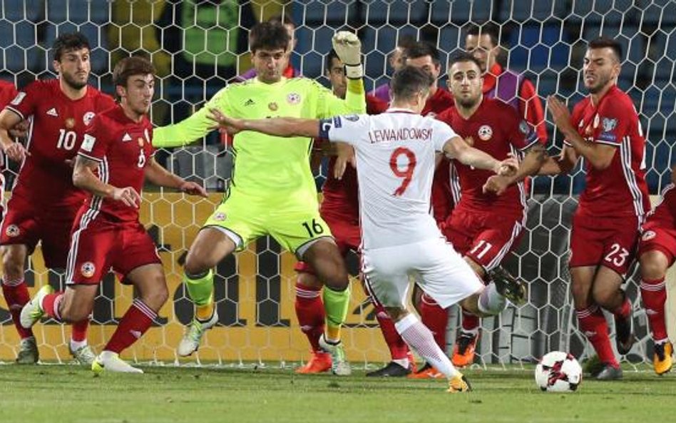Robert Lewandowski w 25. minucie zdobywa trzeciego gola dla Polski.