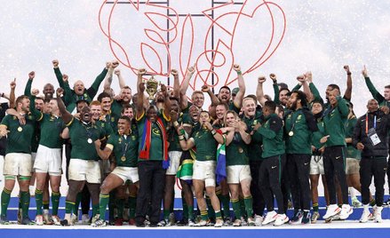 Z mistrzami świata świętował prezydent RPA Cyril Ramaphosa (podnosi w górę trofeum)