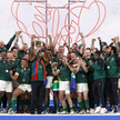 Z mistrzami świata świętował prezydent RPA Cyril Ramaphosa (podnosi w górę trofeum)