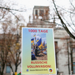 Plakat z napisem "1000 dni pełnoskalowej rosyjskiej inwazji" przed ambasadą Rosji w Berlinie