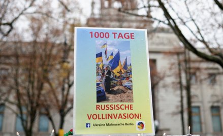 Plakat z napisem "1000 dni pełnoskalowej rosyjskiej inwazji" przed ambasadą Rosji w Berlinie