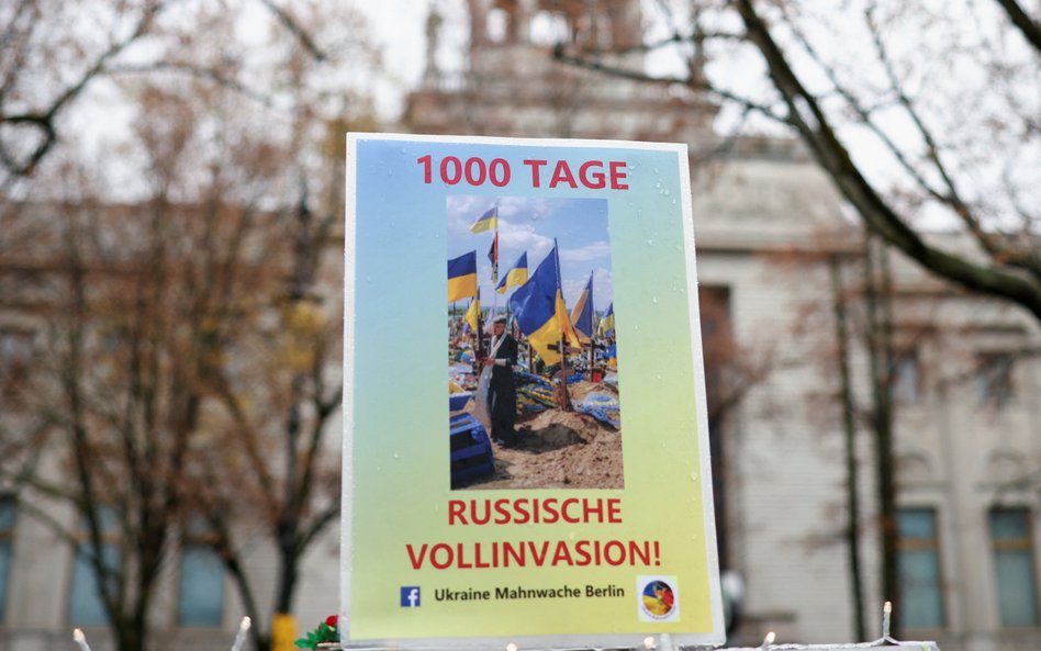 Plakat z napisem "1000 dni pełnoskalowej rosyjskiej inwazji" przed ambasadą Rosji w Berlinie