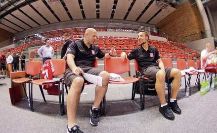 Rafał Juć (po prawej) w trakcie pogawędki z selekcjonerem reprezentacji Polski Mike’em Taylorem.