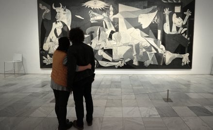 Od 1992 roku „Guernika” znajduje się w zasobach Museo Reina Sofia w Madrycie. Władze muzeum odrzucaj