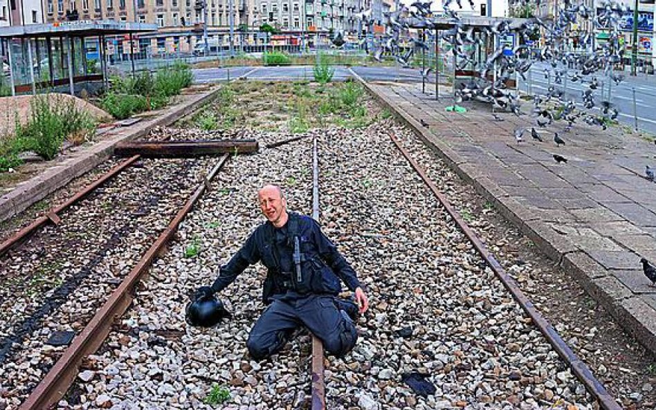 Zbigniew Libera w?apokaliptycznych fotografiach przedstawił wizję krachu rzeczywistości, jaką znamy 