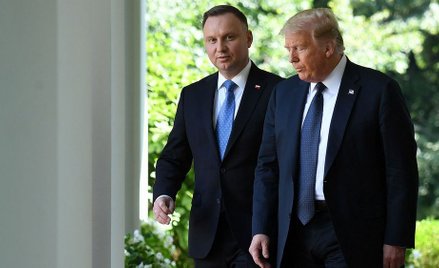 Waszyngton, 24 czerwca. Prezydenci Andrzej Duda i Donald Trump w drodze na konferencję w Ogrodzie Ró