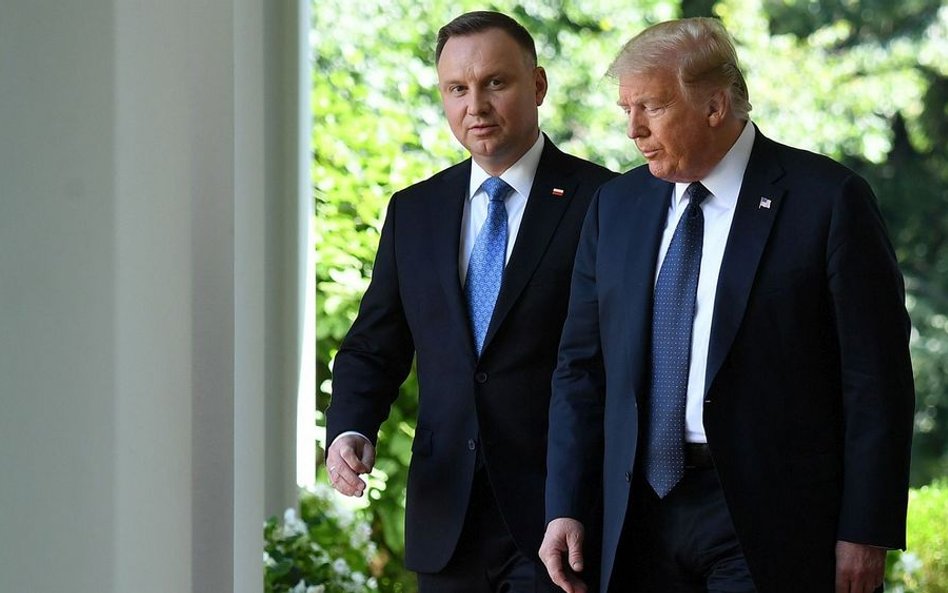 Waszyngton, 24 czerwca. Prezydenci Andrzej Duda i Donald Trump w drodze na konferencję w Ogrodzie Ró