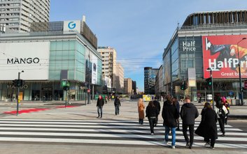 Udostępnione dopiero co przejście dla pieszych na wysokości ulicy Złotej przełamuje barierę jaką prz