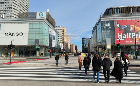 Udostępnione dopiero co przejście dla pieszych na wysokości ulicy Złotej przełamuje barierę jaką prz