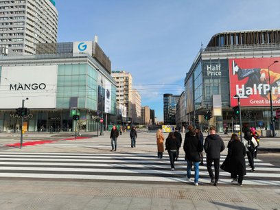 Udostępnione dopiero co przejście dla pieszych na wysokości ulicy Złotej przełamuje barierę jaką prz