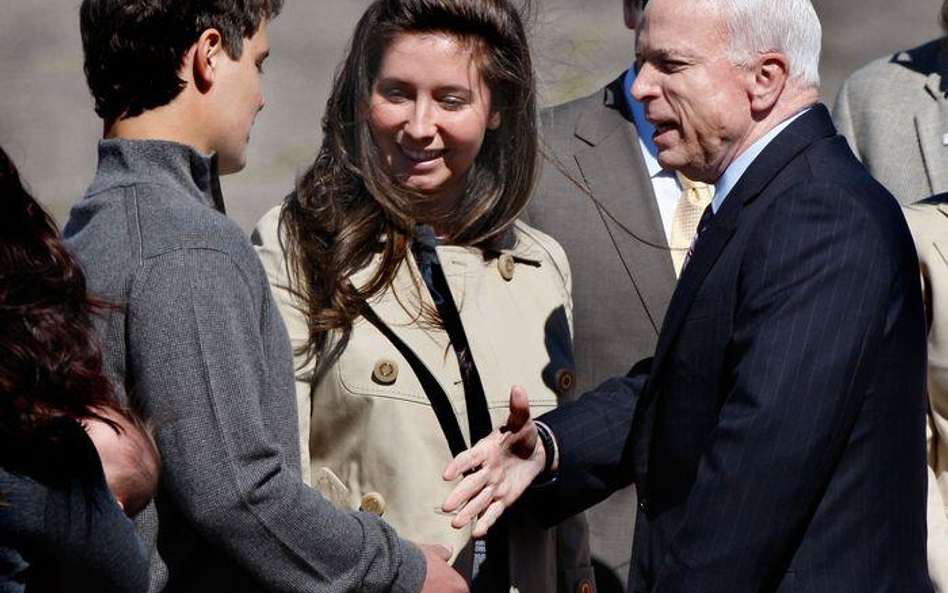 John McCain wita się z Bristol Palin i jej narzeczonym
