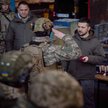 Prezydent Wołodymyr Zełenski odwiedził we wtorek Bachmut, miejsce najzacieklej- -szych walk, i wręcz