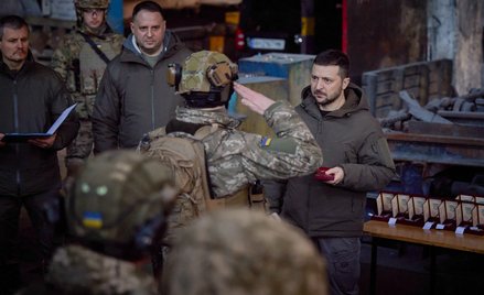 Prezydent Wołodymyr Zełenski odwiedził we wtorek Bachmut, miejsce najzacieklej- -szych walk, i wręcz