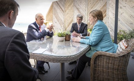 Angela Merkel i Joe Biden w kuluarach szczytu G7 w Kornwalii. W środku Jan Hecker, doradca kanclerz 