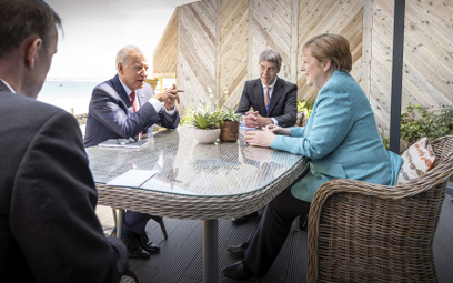 Angela Merkel i Joe Biden w kuluarach szczytu G7 w Kornwalii. W środku Jan Hecker, doradca kanclerz 