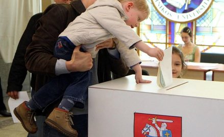 Głosowanie w jednym z lokali w Wilnie