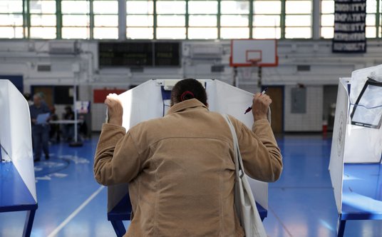 Głosowanie w jednym z lokali wyborczych na Manhattanie