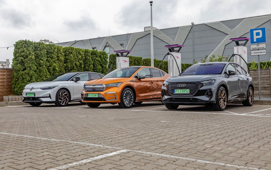 Od lewej - VW ID.7, Skoda Enyaq, Audi Q4 e-tron