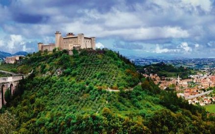 Widok na Spoleto. Położonego na wzgórzu miasta nie był w stanie zdobyć nawet Hannibal. Prawie 250-me