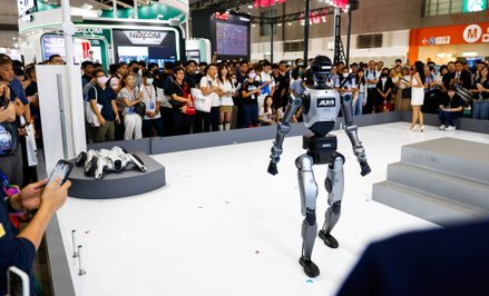 Robot stworzony przez firmę AURO prezentuje swoje możliwości podczas targów Taiwan Automation Intell
