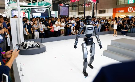 Robot stworzony przez firmę AURO prezentuje swoje możliwości podczas targów Taiwan Automation Intell