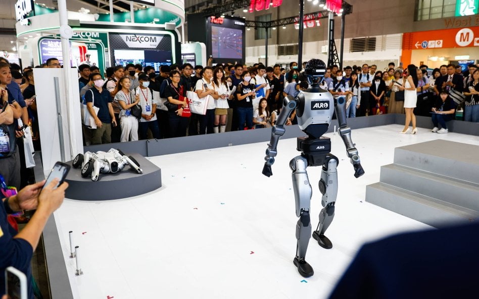 Robot stworzony przez firmę AURO prezentuje swoje możliwości podczas targów Taiwan Automation Intell