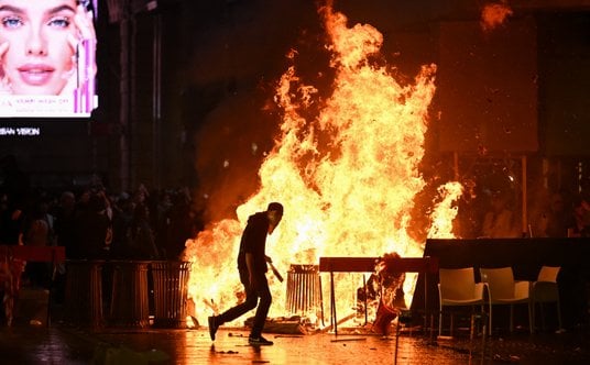 Płonęły stoliki, w ruch poszły kamienie. Chaos na ulicach Mediolanu