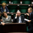 Politycy PiS w sejmowych ławach. Po prawej Jarosław Kaczyńki i Jacek Kurski.