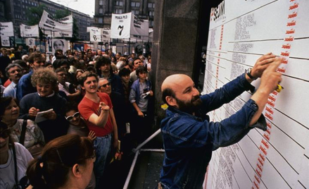 Ogłoszenie wyników wyborów w czerwcu 1989 r. Plac Konstytucji w Warszawie