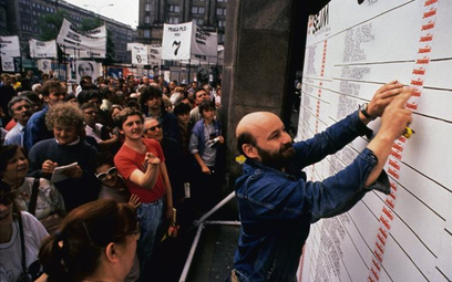 Ogłoszenie wyników wyborów w czerwcu 1989 r. Plac Konstytucji w Warszawie