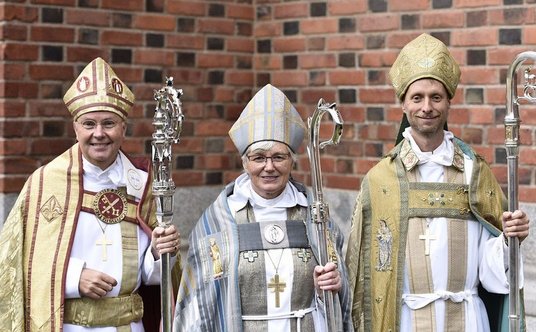 Antje Jackelén (w środku), pierwsza kobieta w historii, która została prymasem Kościoła Szwecji (w 2