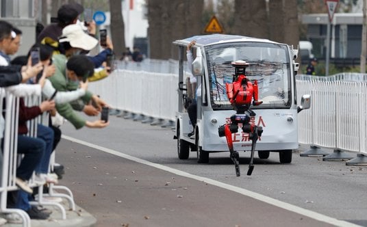 Ponad sto humanoidalnych robotów wystartowało w półmaratonie w Pekinie, wśród nich Shandian