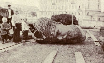 Moment upadku monarchii Romanowów był dla zdecydowanej większości Rosjan zaskoczeniem. Zaczęto masow