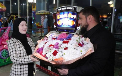 Chutmat Kadyrowa odbierająca gratulacje z okazji przyznania odznaczenia