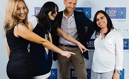 Claudia Campos Mulin (z prawej) z kolegami ze studiów EMBA