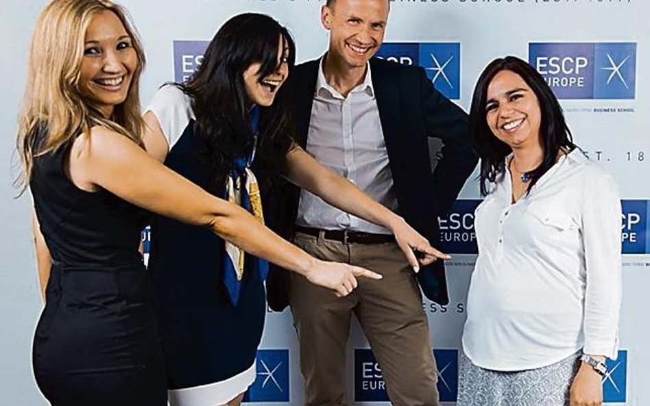 Claudia Campos Mulin (z prawej) z kolegami ze studiów EMBA
